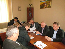 Питання безпеки громадян села Червона Слобода у місцях переходів дороги державного значення розглянуто на нараді