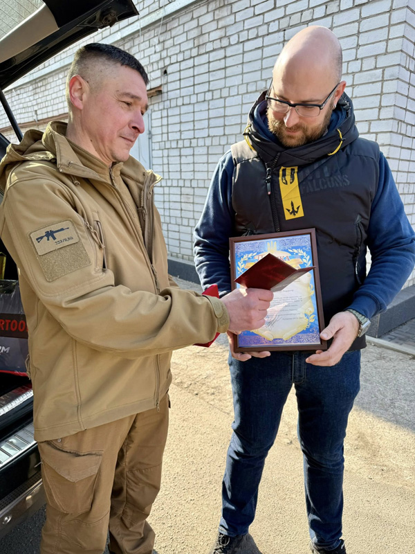 Спільне фото під час передачі допомоги